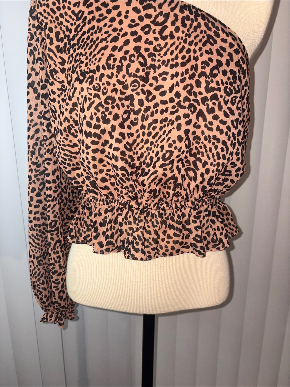 Gianni Bini Leopard Print One Shoulder Crop Top Blouse Smocked Medium - Picture 2 of 5